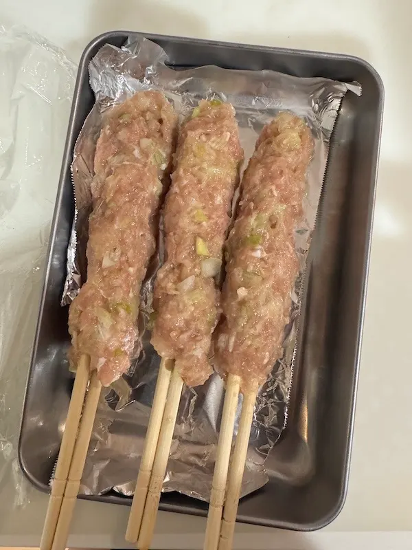 割り箸に刺したつくね