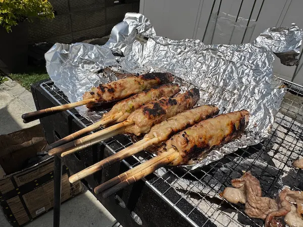 燃えないアルミホイルの上で焼くつくね