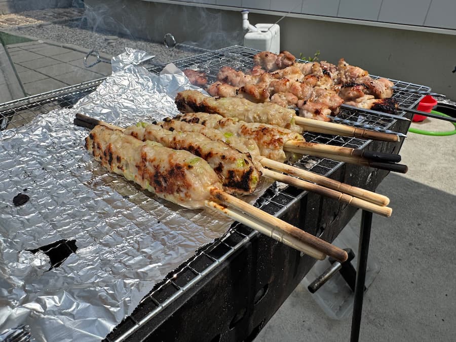 アルミホイルの上で焼く自家製つくね