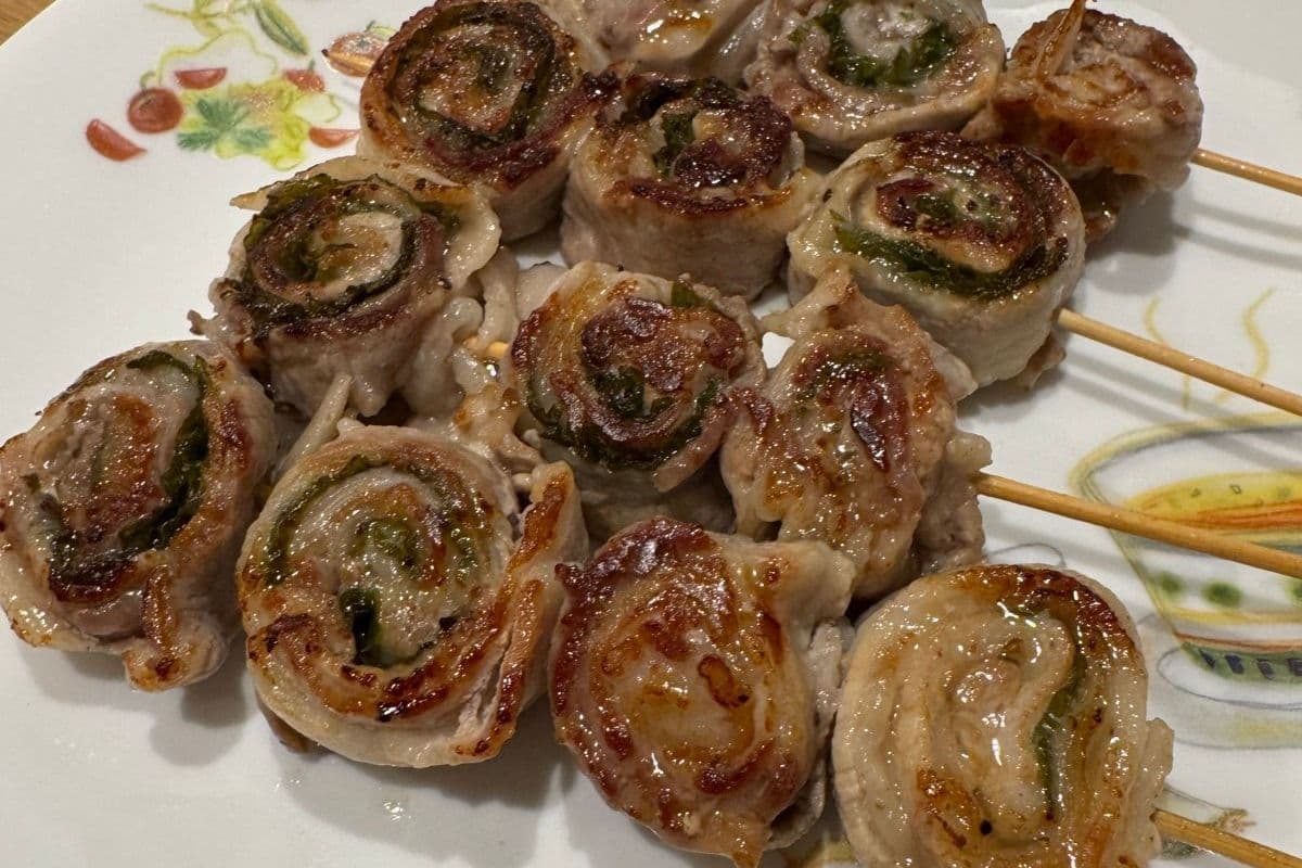 お皿に盛り付けた豚しそ巻きの串