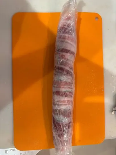 ラップで包んで棒状にした豚バラ肉