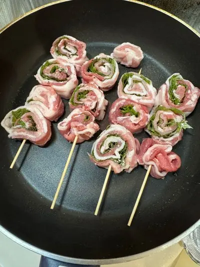 串に刺してフライパンに並べた豚しそ巻き