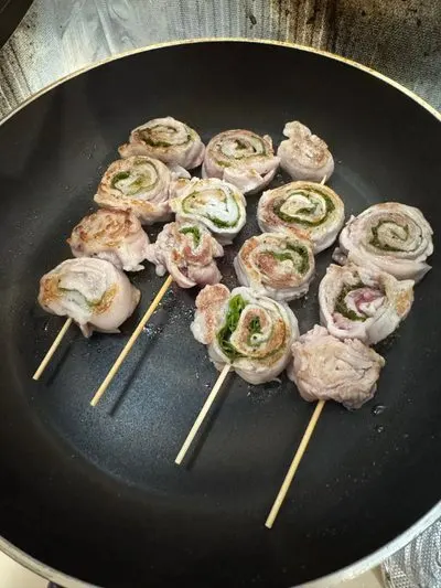 フライパンで焼いている途中の豚しそ巻き